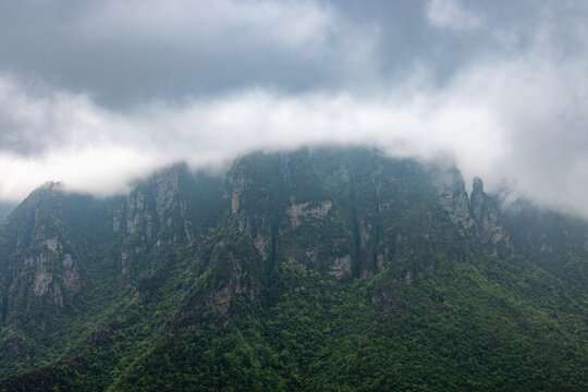 广西金秀圣堂山丹霞险峰雾海景观