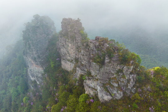 广西金秀圣堂山丹霞险峰雾海景观