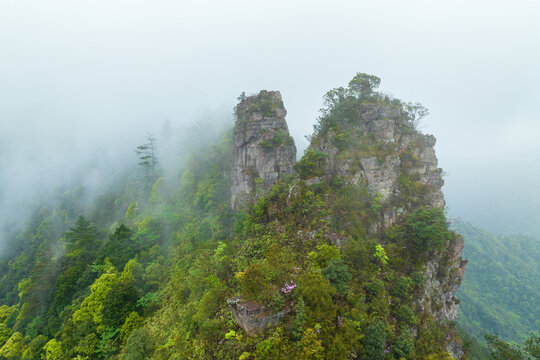 广西金秀圣堂山丹霞险峰雾海景观