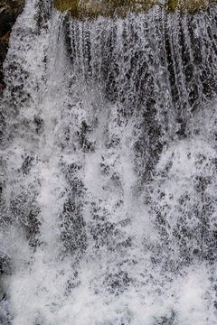 瀑布流水