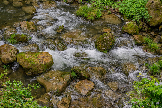 山涧溪流