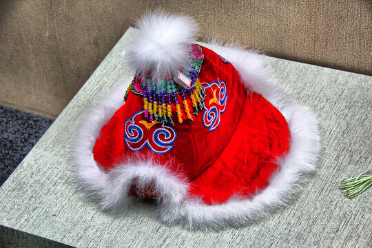 东北少数民族彩色针织皮帽