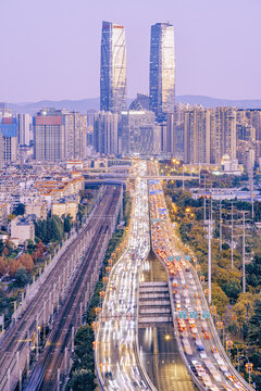 云南昆明双塔傍晚道路交通车流