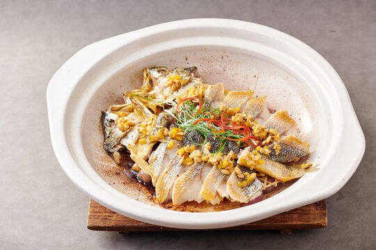 砂锅焗东海大黄鱼