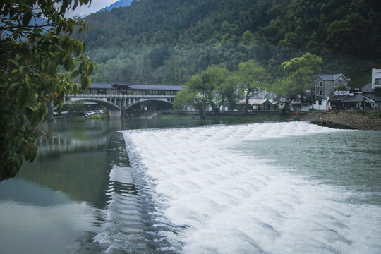 烟雨古廊桥