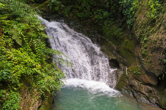 重庆黑山谷的瀑布水流景观