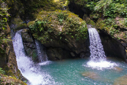 重庆黑山谷的瀑布水流景观