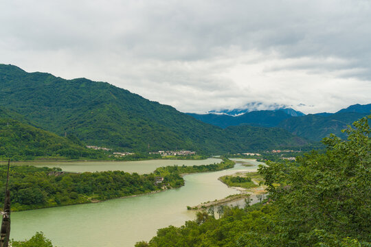 高角度俯瞰都江堰景区的河流