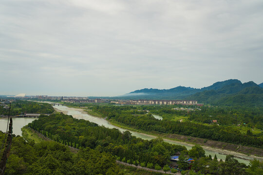 高角度俯瞰都江堰景区的河流