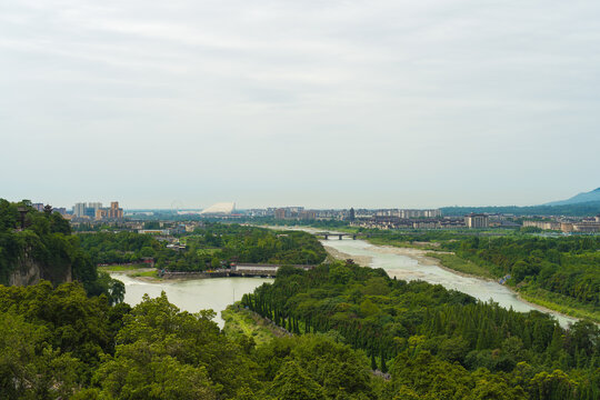 高角度俯瞰都江堰景区的河流