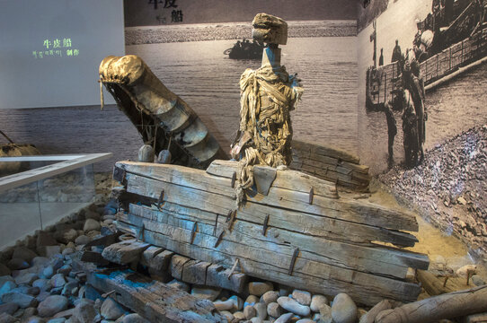 西藏木船遗骸展示