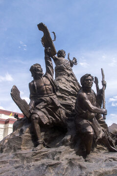 西藏解放农奴雕塑