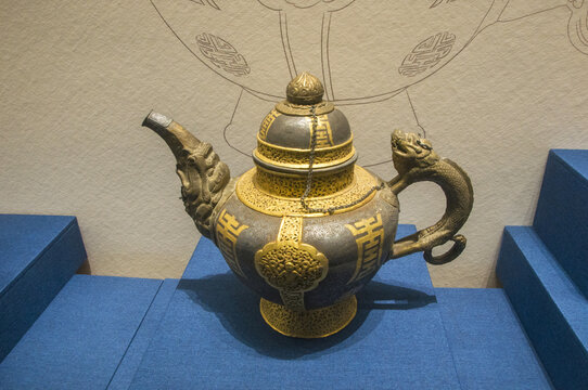 寿字纹铁质鎏金茶壶