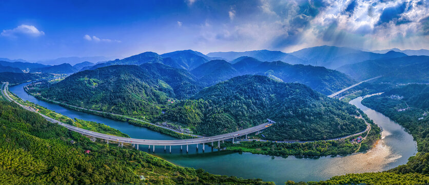 高速公路穿山越水