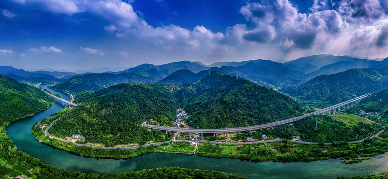 高速公路穿山越水