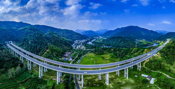 高速公路穿山越水