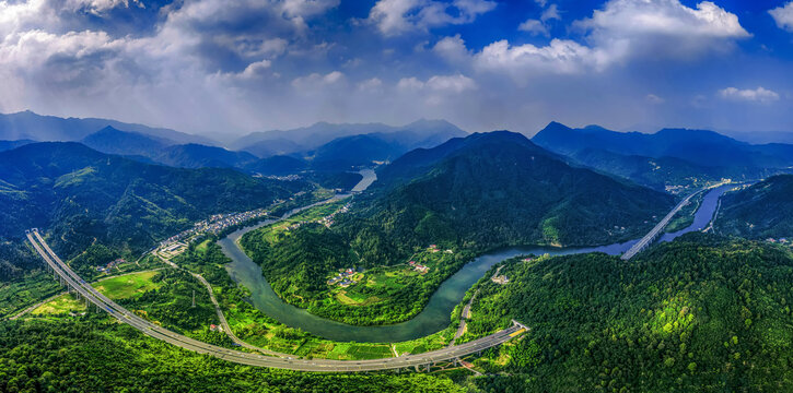 高速公路穿山越水