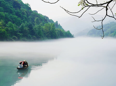 东江湖景区雾气