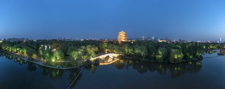 济南大明湖夜色全景图