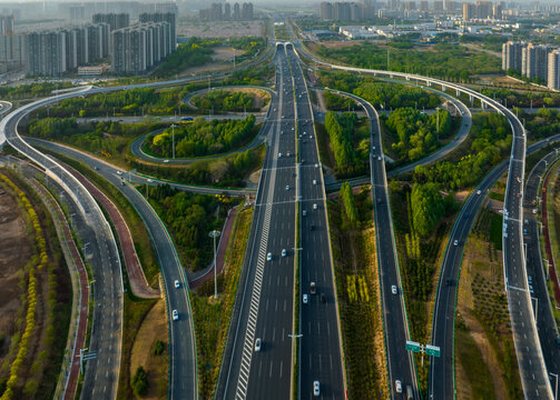 航拍城市高速公路