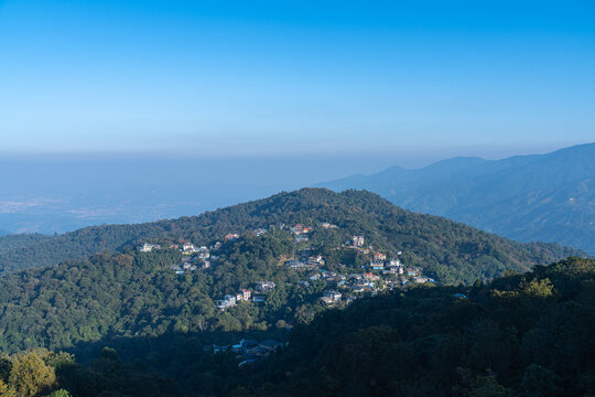 蓝天映衬下的高角度山景