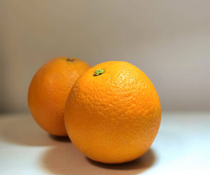 两颗脐橙