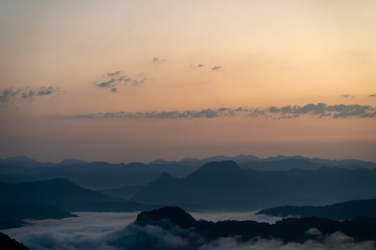 日出前山之间的云海