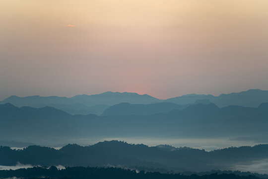 日出前山之间的云海