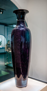 清茄紫釉暗刻梅树纹大瓶