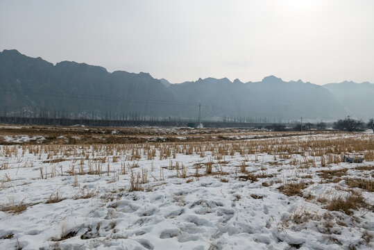 远山雪景