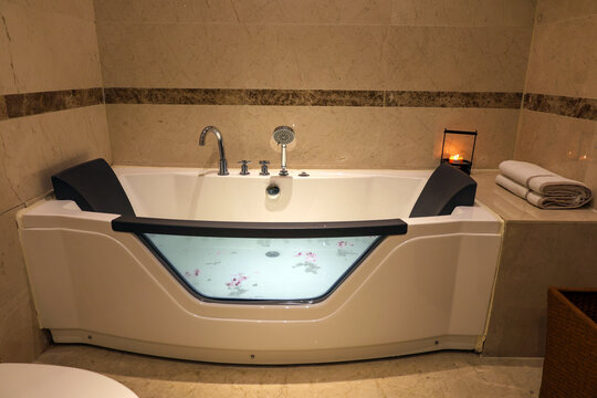 酒店浴缸摄影图