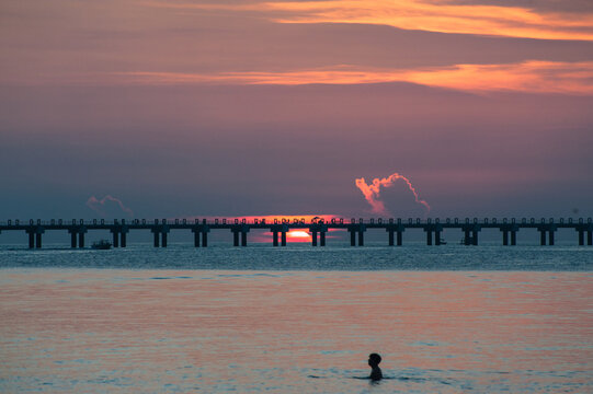 广西北海涠洲岛蓝桥海边观日落