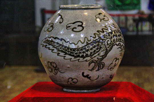 朝鲜族白瓷龙纹罐