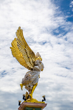 泰国富贵黄金屋雕塑