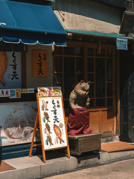 店铺建筑日式日本门前石像