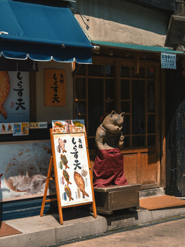 店铺建筑日式日本门前石像