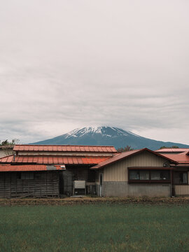 日本农村民居富士山阴天天气