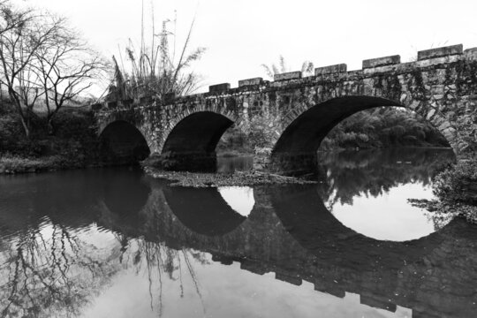 黑白乡村石拱桥