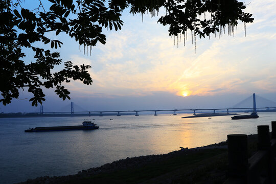 夕阳江景风景画