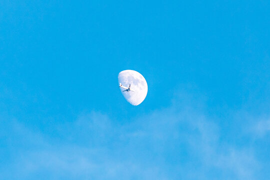飞机飞过月亮