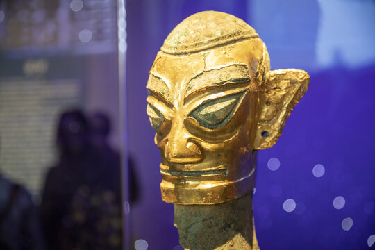金面具笄发青铜人头像