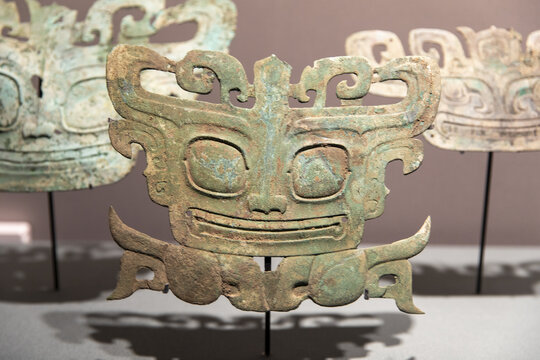 商代晚期青铜兽面具