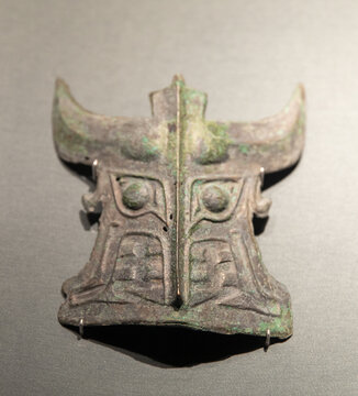 商代晚期青铜兽面具