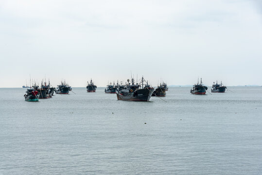 休渔期停靠在港口的渔船