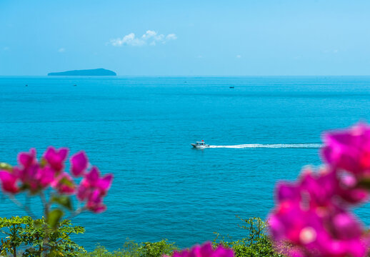 广西北海涠洲岛蓝色大海游艇