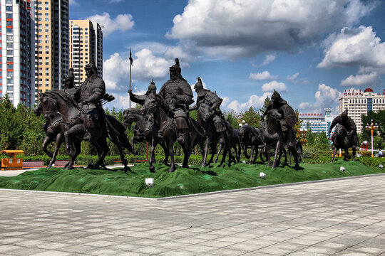 海拉尔成吉思汗公园雕像