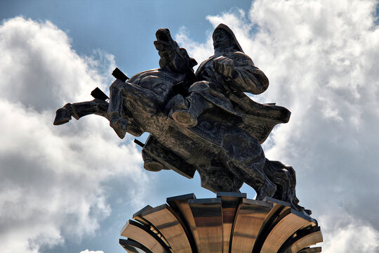 海拉尔成吉思汗广场雕塑