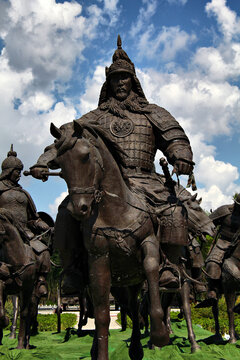 海拉尔成吉思汗西征雕塑