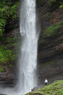 瀑布位于美姑县瓦候乡