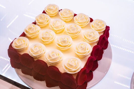 红玫瑰白玫瑰造型蛋糕